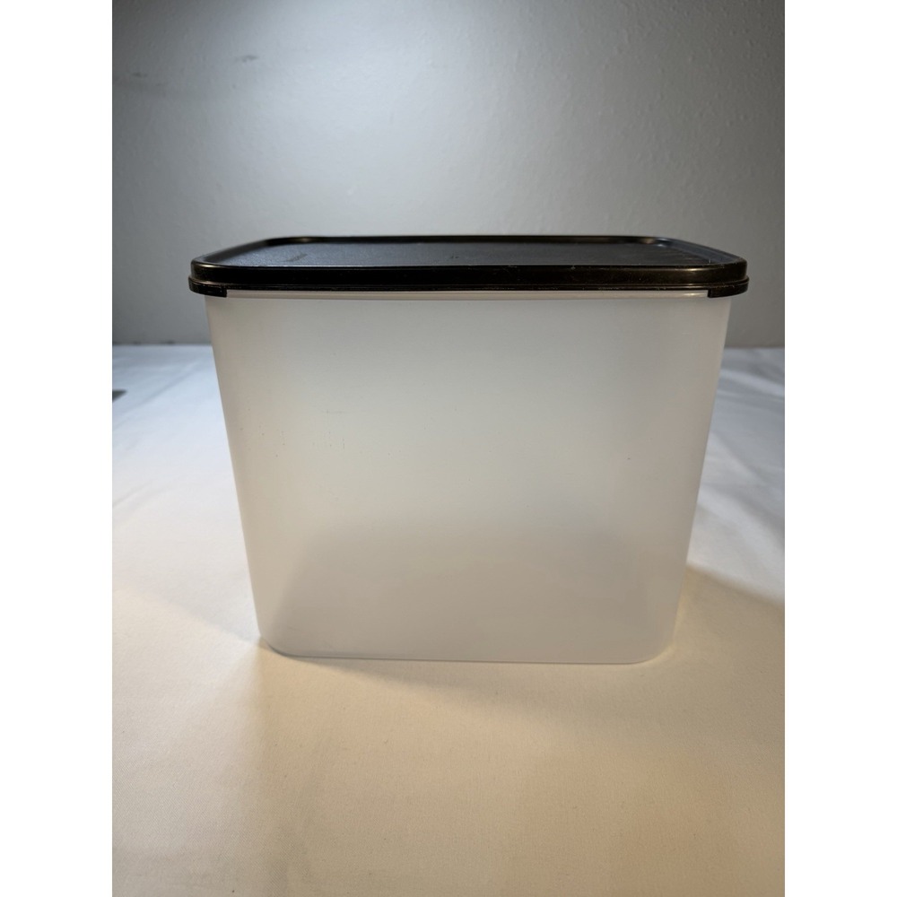 Tupperware Modular Mate #4 Rectangular 37cup‎ with Black Seal.